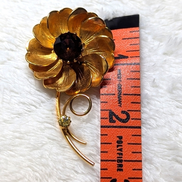 Vintage Goldtone Flower Brooche w/ Amber/Topaz Rhinestone & Yellow Rhinestone - Picture 3 of 6